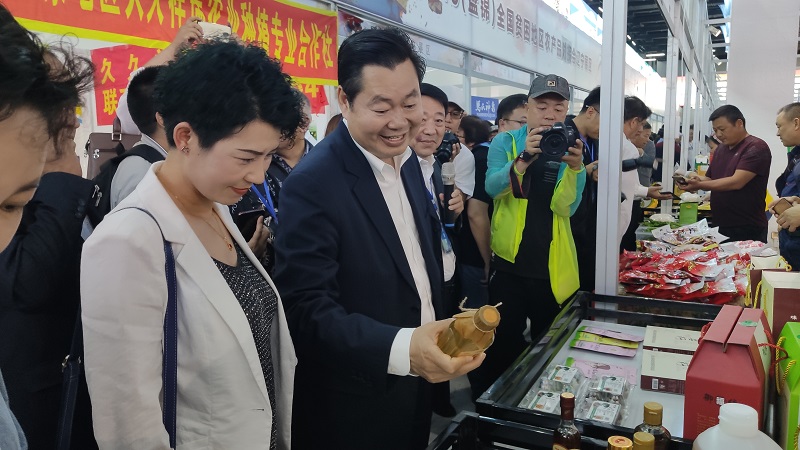 国务院扶贫办副主任洪天云、中扶惠民董事长唐昌志一同视察参展产品