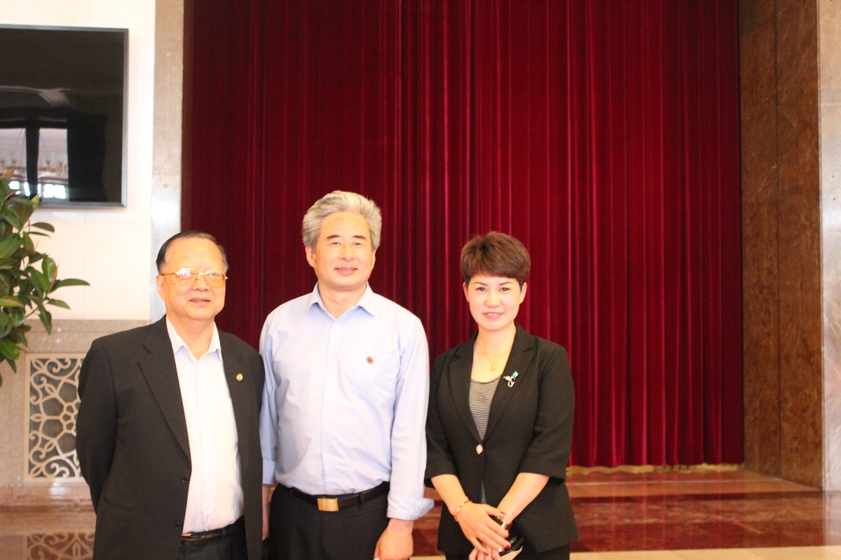 中扶惠民董事长与国务院扶贫办曲天军司长合影