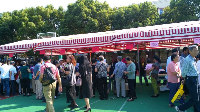 图片二:倍受社区百姓欢迎贫困地区原产地的好产品,活动现场品鉴、了解场面热闹.jpg