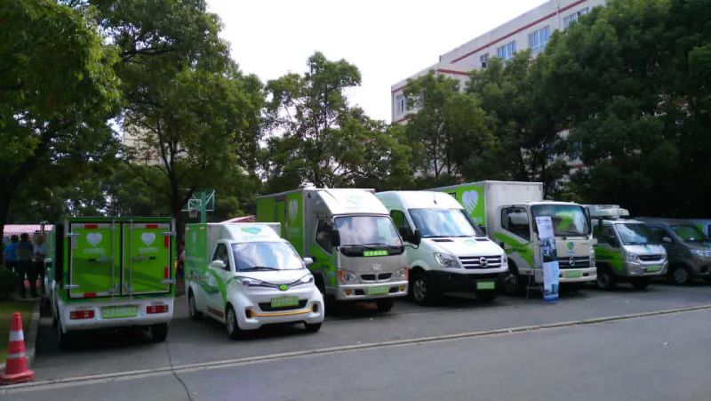 图片一:进社区的“扶贫号”惠民直通车依次整齐摆放在上海市航空服务学校内.jpg