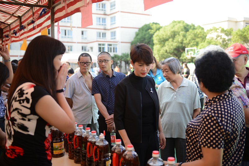 图片九:中扶惠民实业发展有限公司董事长与社区居民在现场亲切交流.JPG