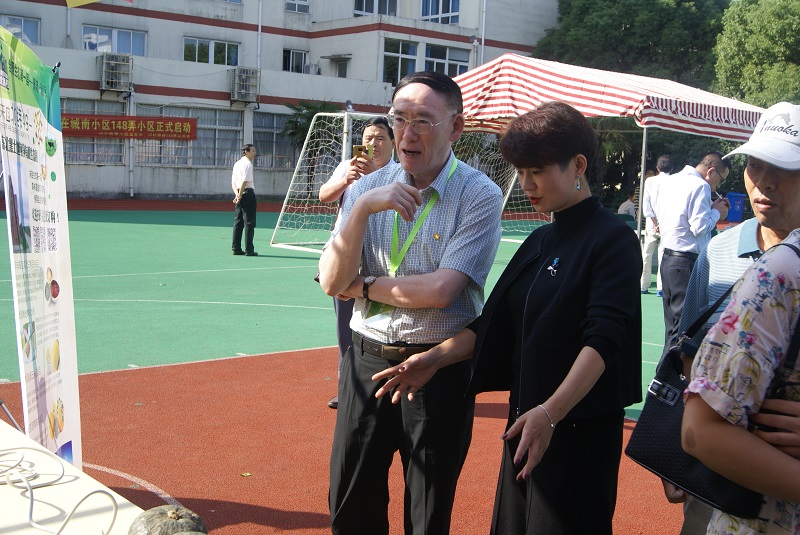 图片六:中国扶贫开发协会常务副秘书长、副会长黄祖绍与中扶惠民实业发展有限公司董事长唐昌志女士在活动现场亲切交谈.JPG