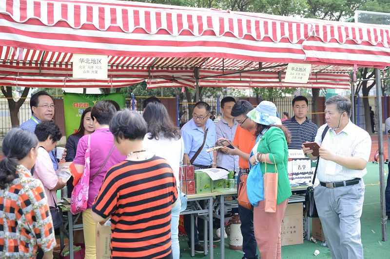 图片十二:热闹的活动现场,产品基地和商家与社区居民“零距离”见面.JPG